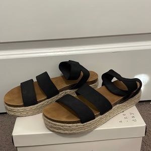 Tilly’s Black sandals Size:7